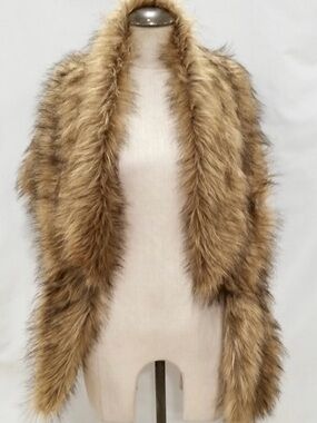 Faux Fur Shawl Collar Cape in Brown
| Bridal | NWT | Black Tie | Prom